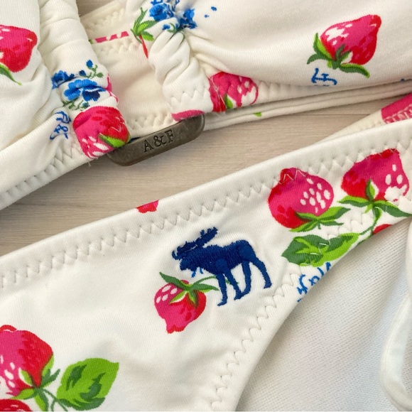 A&F | Abercrombie & Fitch Strawberry Print Swimsuit Bikini Set - Picture 3 of 6